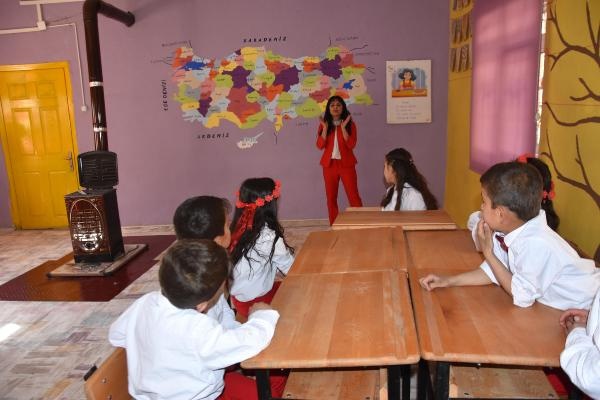 Merve öğretmen, köy okulundaki öğrencilerin umudu oldu