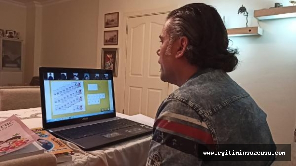 Öğrencilerine kendi kurduğu sistemle uzaktan eğitim veriyor