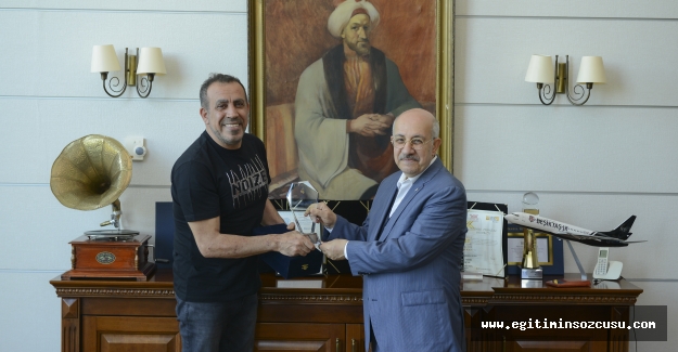 Haluk Levent'ten öğrencilire burs için konser