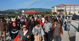 bagimlilikla mucadele icin cep telefonlarini kapatip doga yuruyusune ciktilar