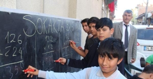 Öğretmen, 'Sokakta Bilgi Okulu'nda dezavantajlı öğrencileri eğitiyor