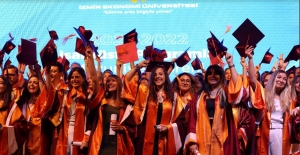 ‘Lisansüstü’nde mezuniyet coşkusu Diplomalarını alıp keplerini attılar