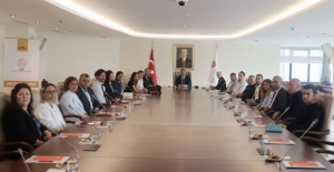 İzmir'de eğitimcilere dezenformasyon ve yeni medyanın önemi anlatıldı 