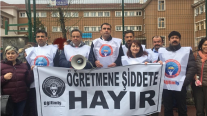 Öğretmenler şiddeti protesto etti