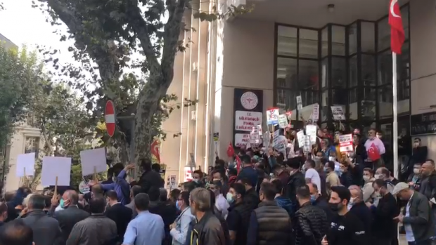 Sağlık çalışanlarından mesai saati değişikliği protestosu